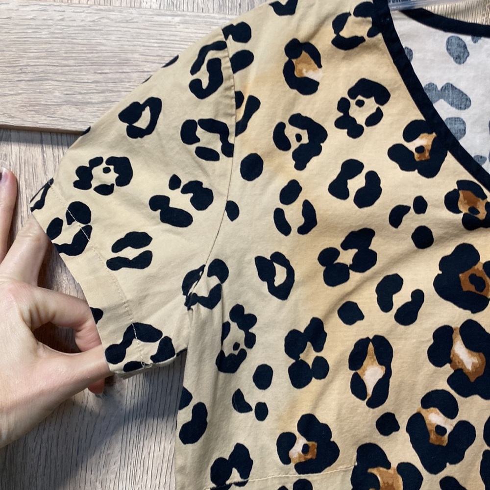 Big Leopard print Scrub top XS, Koi STRETCH brand by Kathy Peterson, Scrub Work - Picture 3 of 12